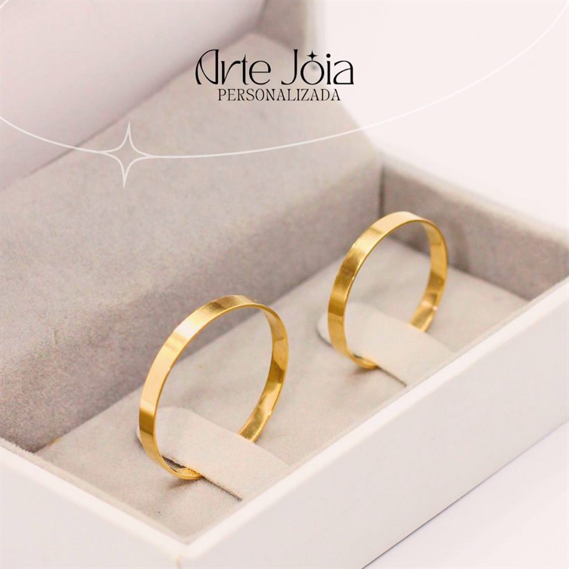 Par de alianças de ouro personalizadas confeccionadas pela Arte Jóia
